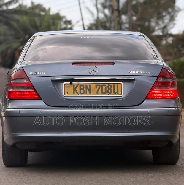 Mercedes-Benz E200 2006 Blue