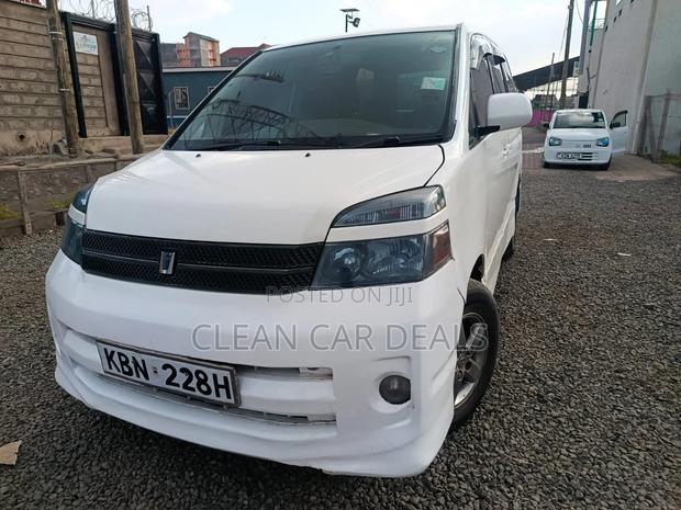 Toyota Voxy 2005 White