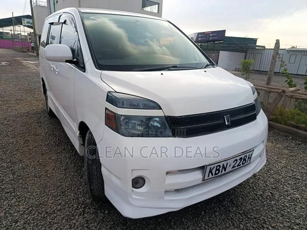 Toyota Voxy 2005 White