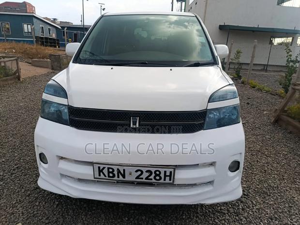 Toyota Voxy 2005 White