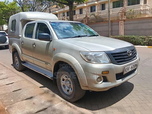 Toyota Hilux 2014 Gold