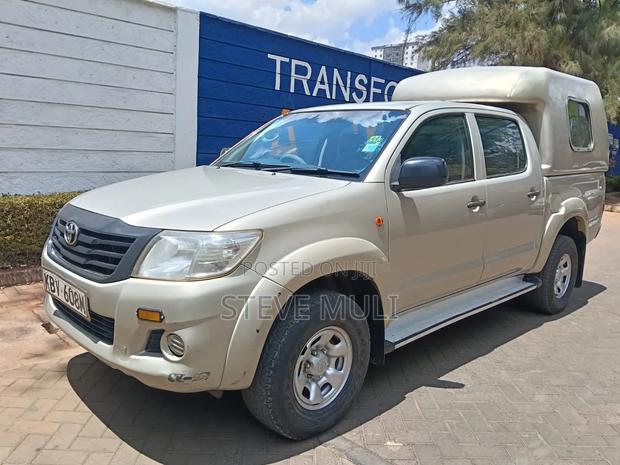 Toyota Hilux 2014 Gold