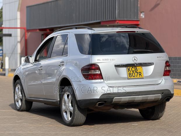 Mercedes-Benz 300D 2009 Silver
