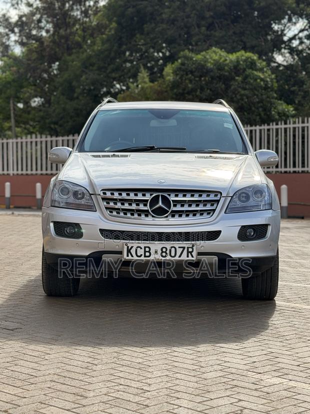 Mercedes-Benz 300D 2009 Silver