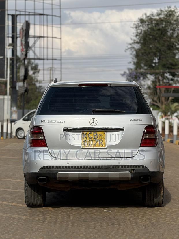 Mercedes-Benz 300D 2009 Silver