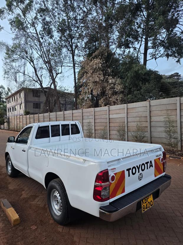 Toyota Hilux 2011 White