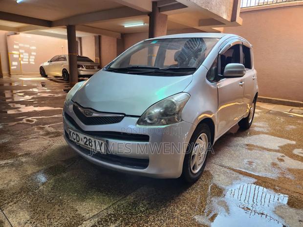 Toyota Ractis 1.3 FWD 2009 Silver