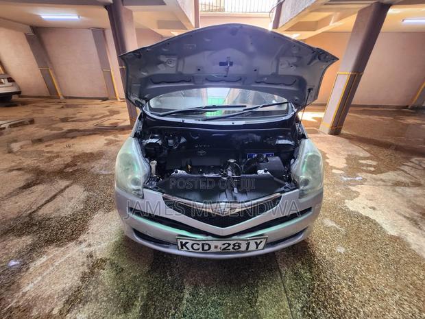 Toyota Ractis 1.3 FWD 2009 Silver