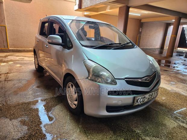 Toyota Ractis 1.3 FWD 2009 Silver