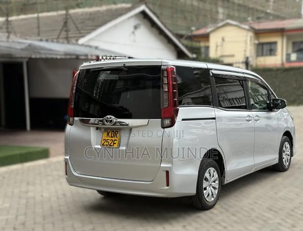 Toyota Noah 2017 Silver