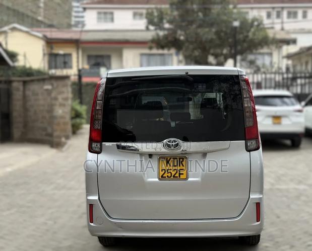Toyota Noah 2017 Silver