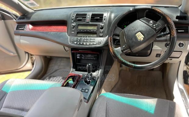 Toyota Crown 2010 White