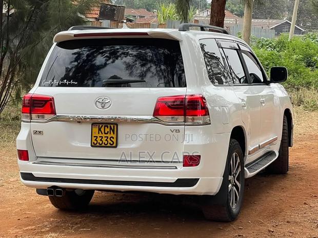 Toyota Land Cruiser 2010 White