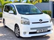 Toyota Voxy V 2WD 8-Seater 2010 White for sale