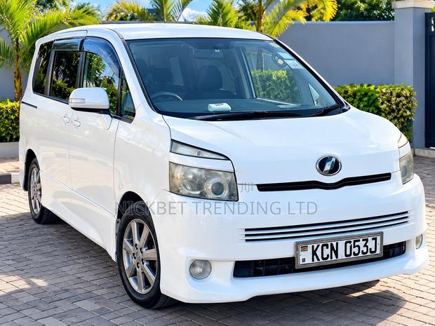 Toyota Voxy V 2WD 8-Seater 2010 White