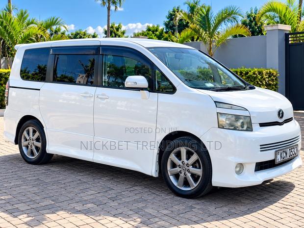 Toyota Voxy V 2WD 8-Seater 2010 White