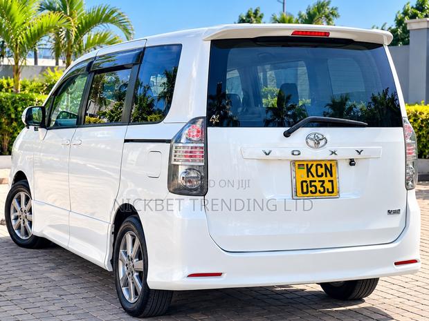 Toyota Voxy V 2WD 8-Seater 2010 White