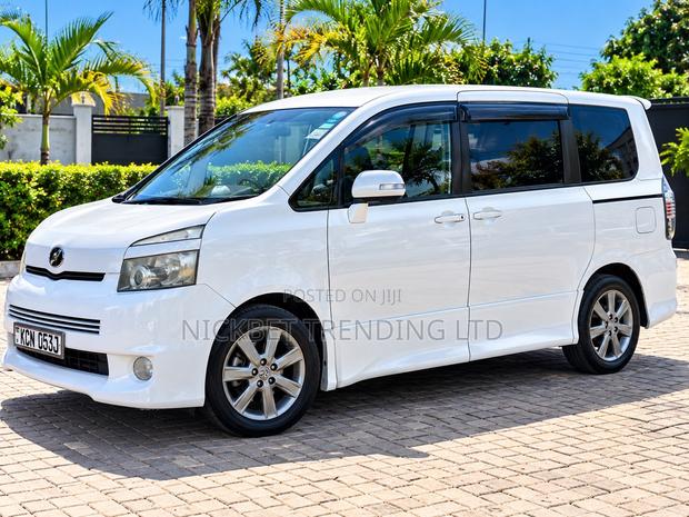 Toyota Voxy V 2WD 8-Seater 2010 White