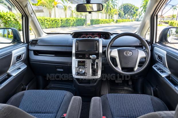 Toyota Voxy V 2WD 8-Seater 2010 White