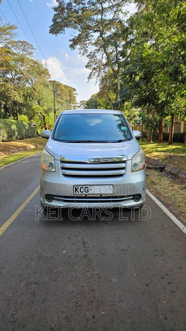 Toyota Noah 2.0 143hp AWD (7 Seater) 2009 Silver