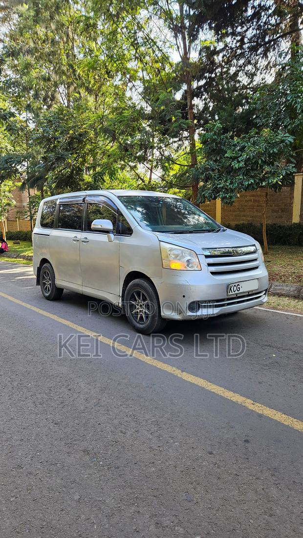 Toyota Noah 2.0 143hp AWD (7 Seater) 2009 Silver