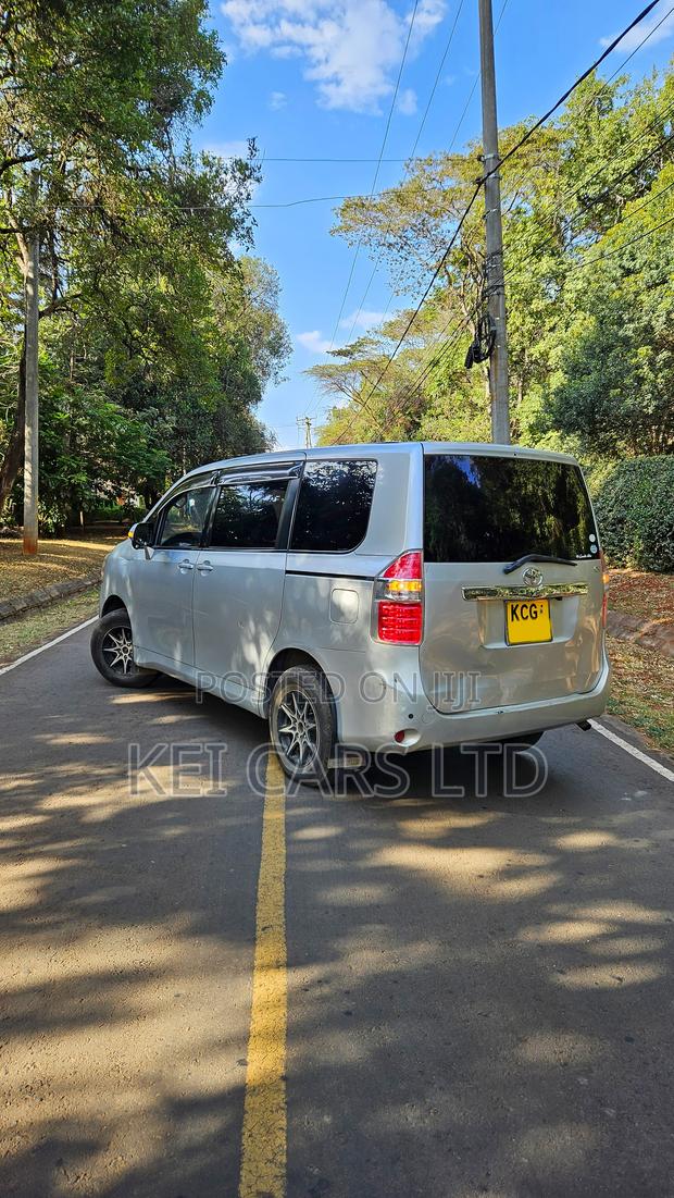 Toyota Noah 2.0 143hp AWD (7 Seater) 2009 Silver