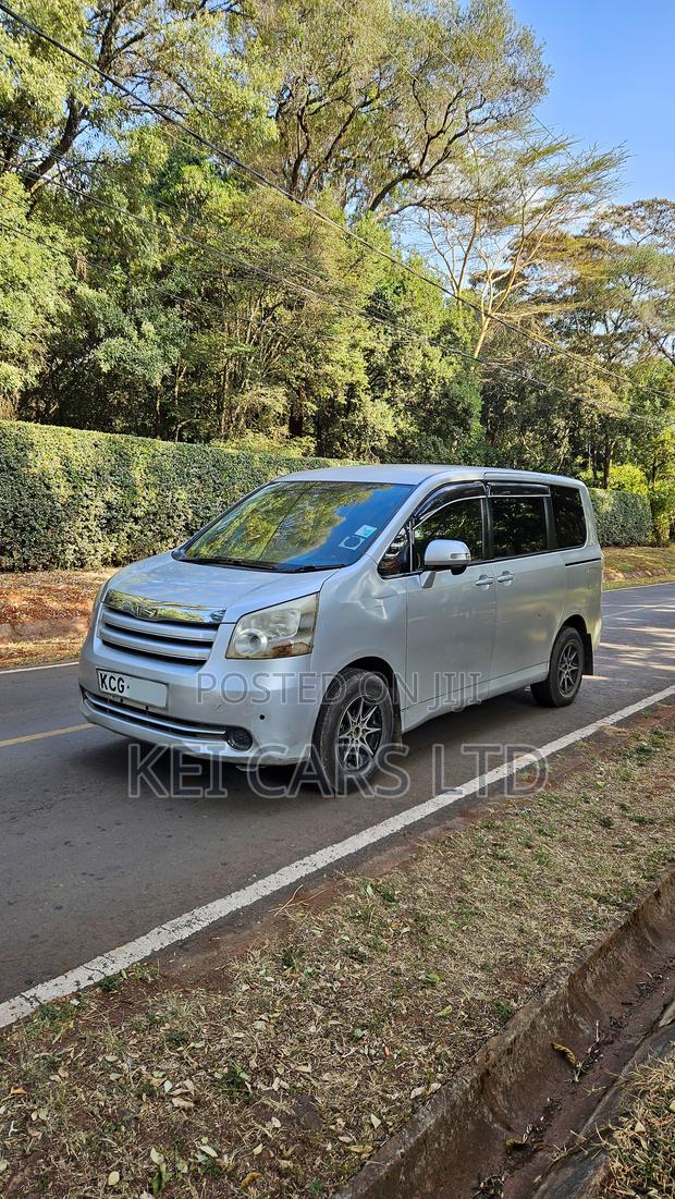 Toyota Noah 2.0 143hp AWD (7 Seater) 2009 Silver