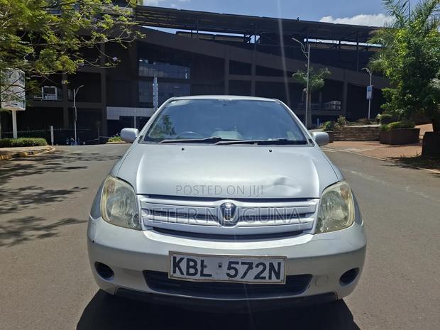 Toyota IST 2004 Silver