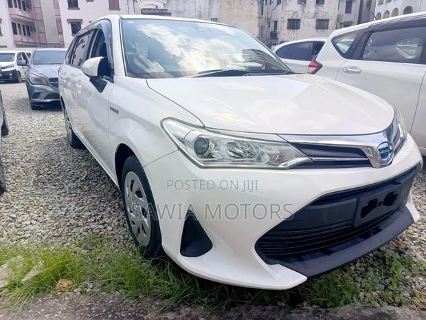 Toyota Corolla Fielder 1.5 Hybrid FWD 2019 White