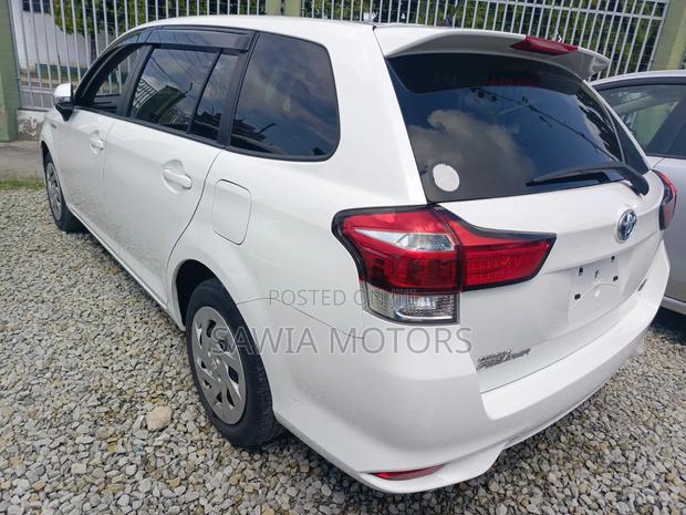 Toyota Corolla Fielder 1.5 Hybrid FWD 2019 White