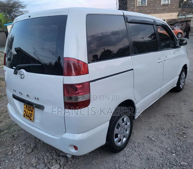 Toyota Voxy 2004 White
