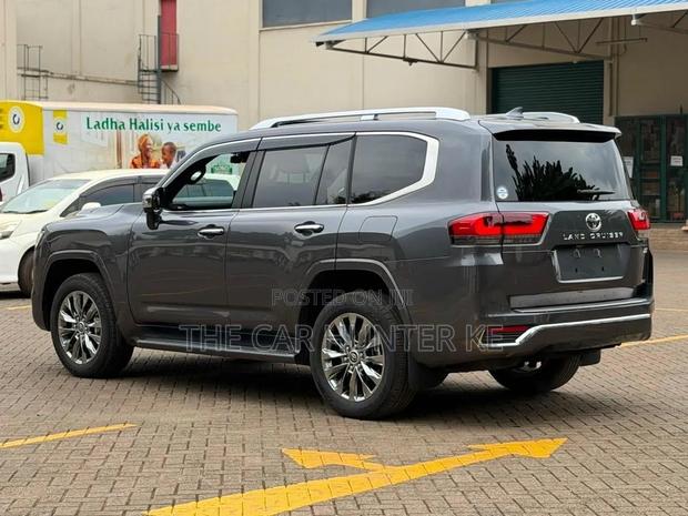 Toyota Land Cruiser LC300 2023 Gray