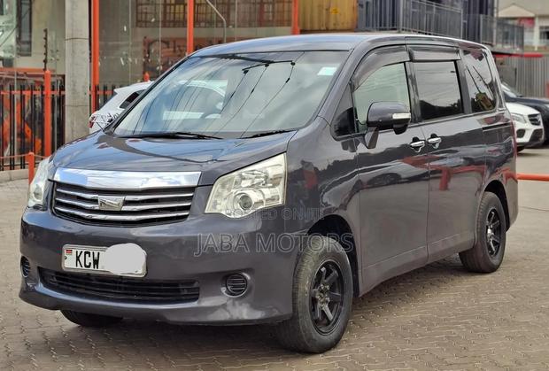 Toyota Noah 2012 Gray