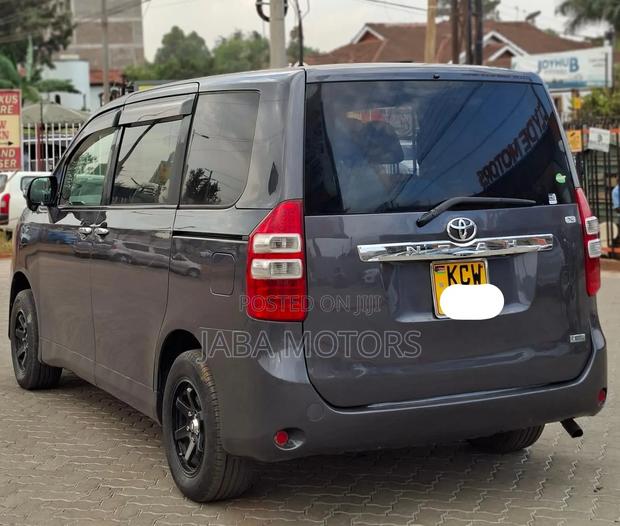 Toyota Noah 2012 Gray