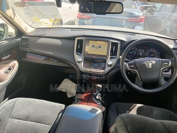Toyota Crown 2018 Silver