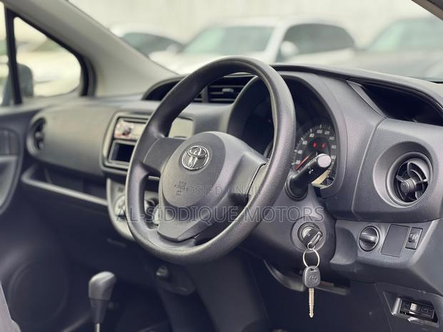 Toyota Vitz 1.0 FWD 5dr 2019 Pearl