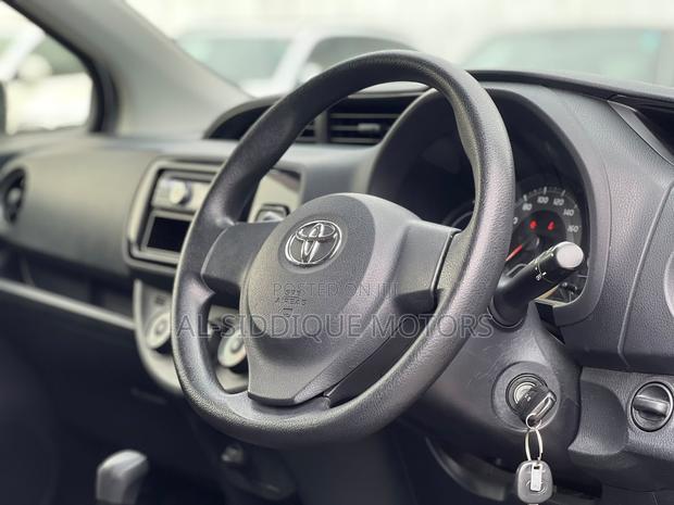 Toyota Vitz 1.0 FWD 5dr 2019 Silver