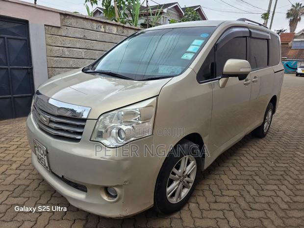 Toyota Noah 2.0 158hp FWD (8 Seater) 2012 Gold