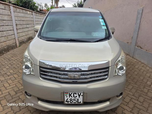 Toyota Noah 2.0 158hp FWD (8 Seater) 2012 Gold