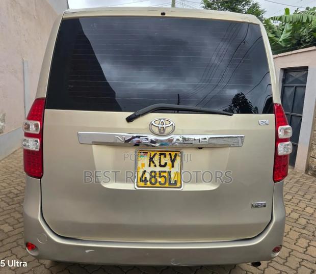 Toyota Noah 2.0 158hp FWD (8 Seater) 2012 Beige