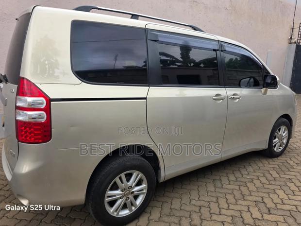 Toyota Noah 2.0 158hp FWD (8 Seater) 2012 Beige