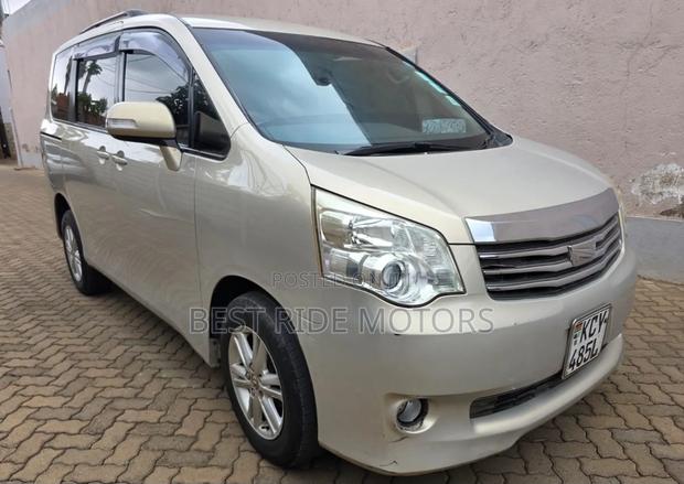 Toyota Noah 2.0 158hp FWD (8 Seater) 2012 Beige