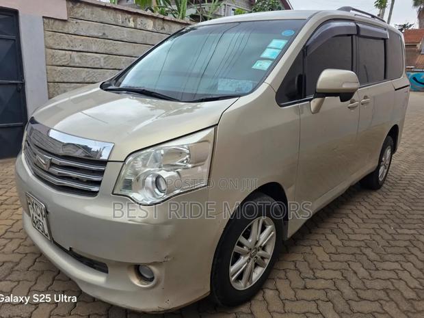 Toyota Noah 2.0 158hp FWD (8 Seater) 2012 Beige