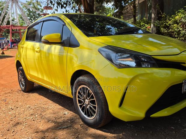 Toyota Vitz 2015 Yellow