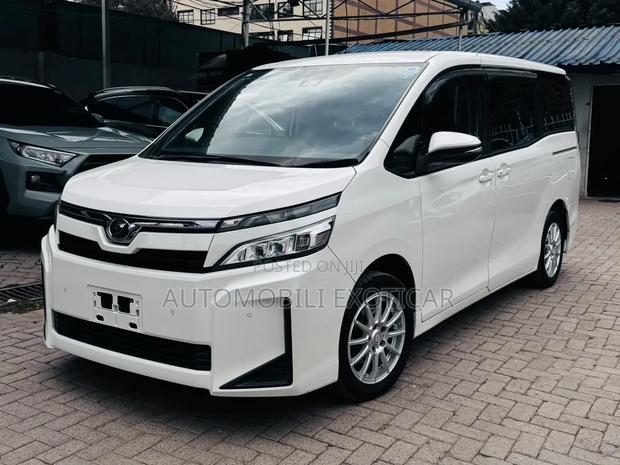 Toyota Voxy V 2WD 8-Seater 2019 Off white