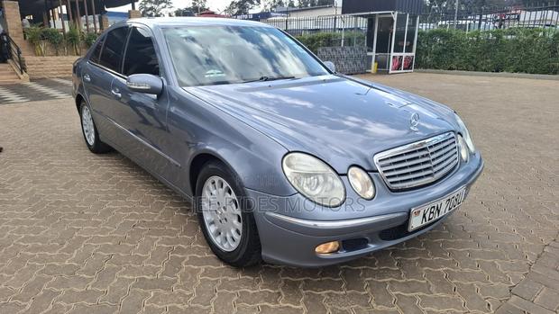 Mercedes-Benz E200 2005 Blue
