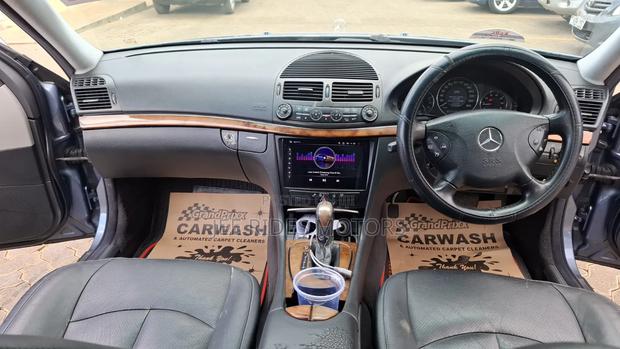 Mercedes-Benz E200 2005 Blue