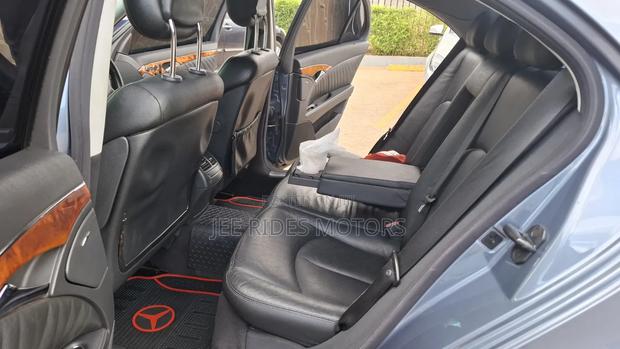 Mercedes-Benz E200 2005 Blue