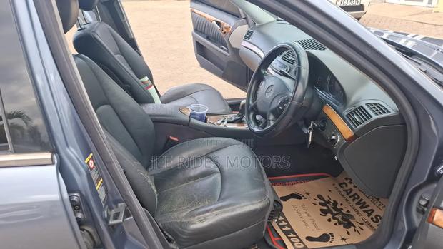 Mercedes-Benz E200 2005 Blue