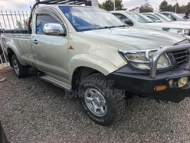 Toyota Hilux 2012 Gold